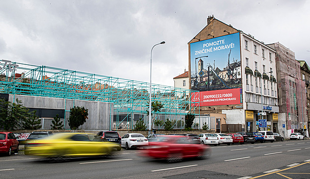 Reklamní plachty by měly zmizet z Prahy, podle úřadu je nařízení diskriminační