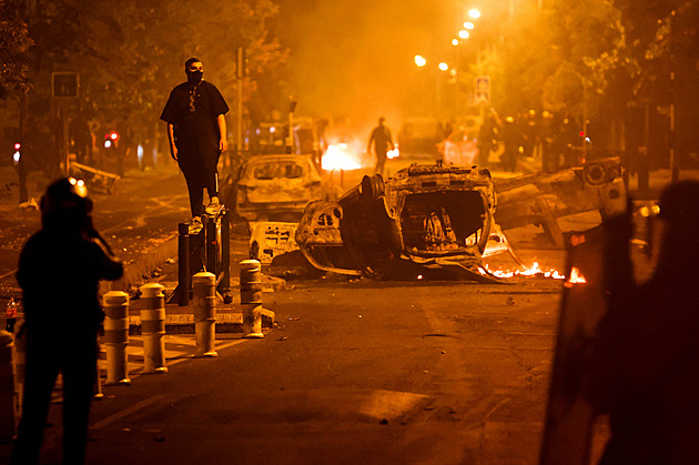 Rabování, ulice v plamenech. Francií otřásají masivní protesty, zatkli 471 lidí
