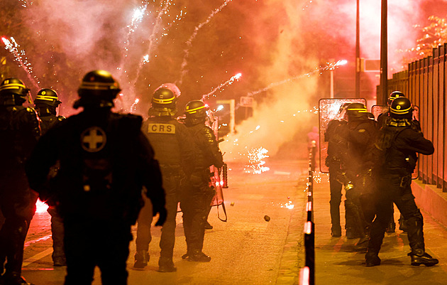 Francie očekává další vlnu nepokojů, opět nasazuje tisíce policistů