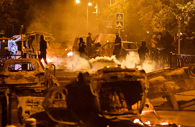 Rabování, ulice v plamenech. Francií otřásají masivní protesty, zatkli 471 lidí