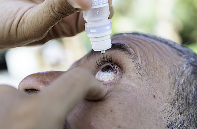 Chyběly kapky na syndrom suchého oka. Nemocnice je vyrábějí z krve pacientů
