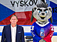 Prezident eskho hokeje Alois Hadamczik a maskot MS 2023 Spiky