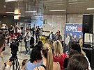 Kapela Olympic v rámci propagace turné zahrála lidem v metru ve vestibulu...