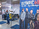 Kapela Olympic v rámci propagace turné zahrála ve vestibulu metra Námstí...