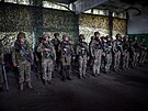 Ukrajintí vojáci shromádní pi návtv ukrajinského prezidenta Volodymyra...