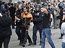 Protestující je zadren bhem protestu ve trasburku na východ Francie. (30....