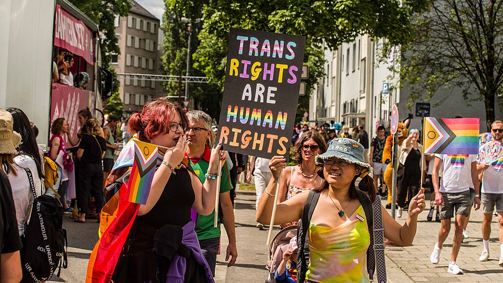 Práva trans lidí jsou lidská práva. Úastníci gay pride v Mnichov (24....