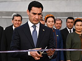 V Turkmenistánu oteveli nové chytré msto Arkadag. Na snímku je vládce zem...