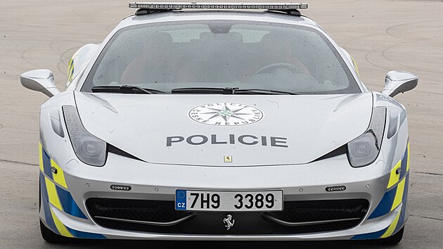 Policist pedstavili plny k celorepublikov akci spojenou se zatkem przdnin. Na D1 vyrazilo i policejn Ferrari. (30. ervna 2023)