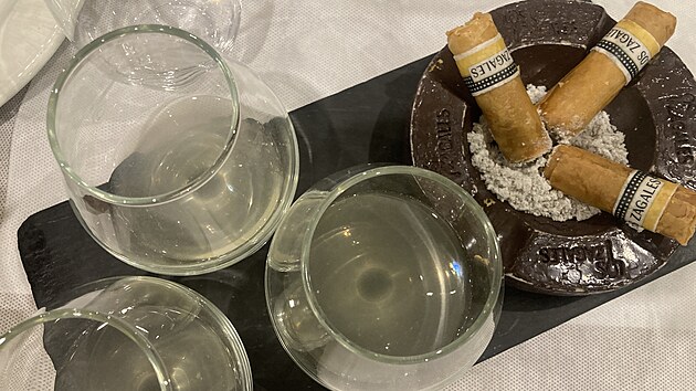 Nejprve dostanete kupav tapas ve tvaru doutnku.
