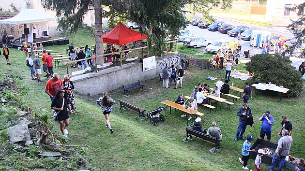 P�ed p�r lety m�sto uspo��dalo na teras�ch prvn� kulturn� akci a uk�zalo se, �e prostor bude dob�e fungovat.