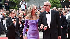 Pavlína Pořízková s partnerem vstupují na červený koberec. (30. června 2023)