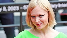 Ester Geislerová p�ed hotelem Thermal na �erveném koberci. (30. �ervna 2023)