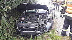 Po srá�ce skon�ilo jedno z aut v plotu. (30. �ervna 2023)