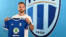 Matj Pulkrab pózuje s dresem Mladé Boleslavi.