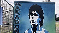 Cestu na fotbalový stadion Borise Paichadzeho v Batumi hlídá i Maradona.