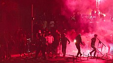 V Nanterre na předměstí Paříže se opět střetli protestující s policií kvůli...