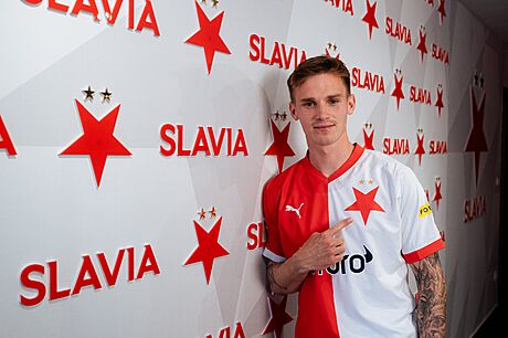 Norský fotbalista Conrad Wallem pózuje v dresu Slavie.