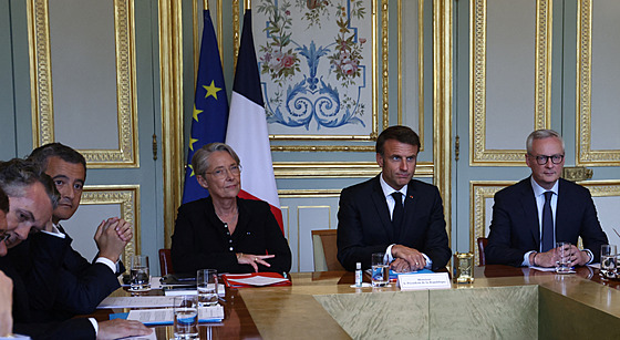 Francouzský prezident  Emmanuel Macron na mimoádné schzce vyzval ministry,...