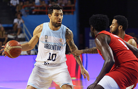 V akci argentinský basketbalista Carlos Delfino.