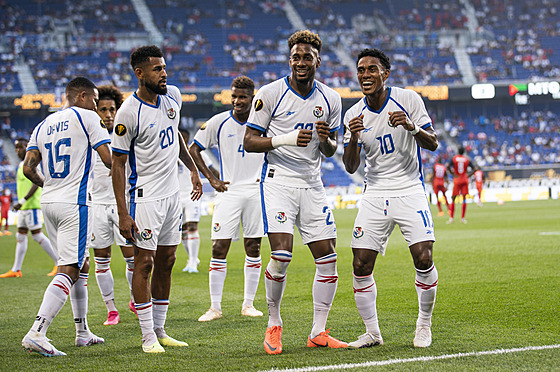 Fotbalisté Panamy slaví druhou trefu proti Martiniku.