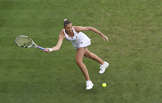 Tenistka Karolína Plíková bhem prvního kola Wimbledonu.