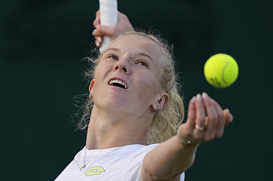 Kateina Siniaková servíruje v prvním kole Wimbledonu.