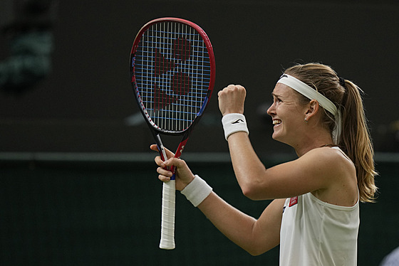 Marie Bouzková se raduje z postupu do osmifinále Wimbledonu.