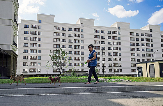ena vení své psy v nov postavené tvrti Nvskij v okupovaném Mariupolu na...