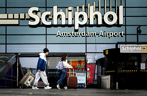 Cestující na amsterdamském leti�ti Schiphol. (5. �ervence 2023)