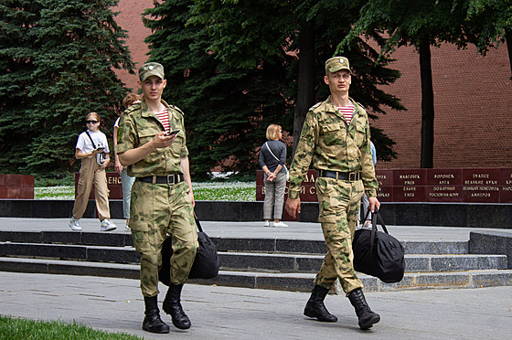 Rutí vojáci procházející se ped Kremlem (2023)