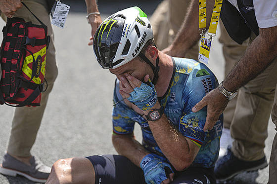 Mark Cavendish koní po pádu v osmé etap Tour