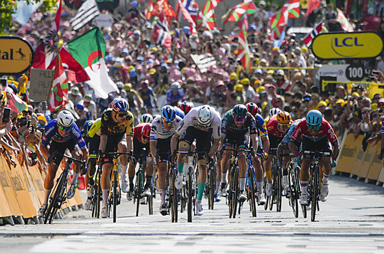 Jasper Philipsen (zcela vlevo) jede pro vít�zství ve t�etí etap� Tour de France