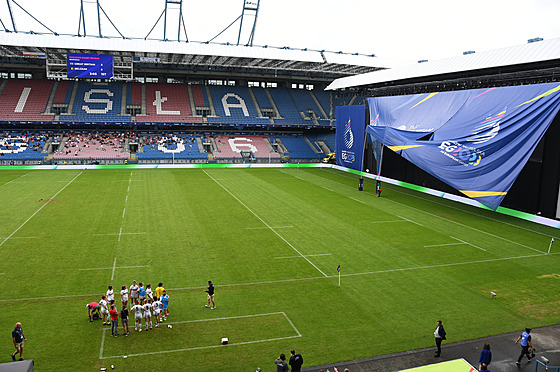 Prázdný stadion pi zápase enského rugby na Evropských hrách