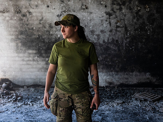 Ukrajinská bojová zdravotnice Chrystyna má no�ní m�ry, �e nezachrání zran�né...