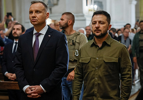 Ukrajinský prezident Volodymyr Zelenskyj (vpravo) a jeho polský protjek...