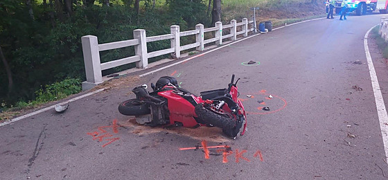 Motocyklista narazil do zábradlí mostku.