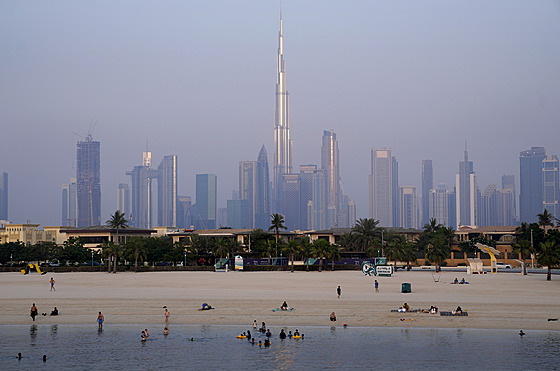 Koupání s dubajským panoramatem (5. 7. 2023)