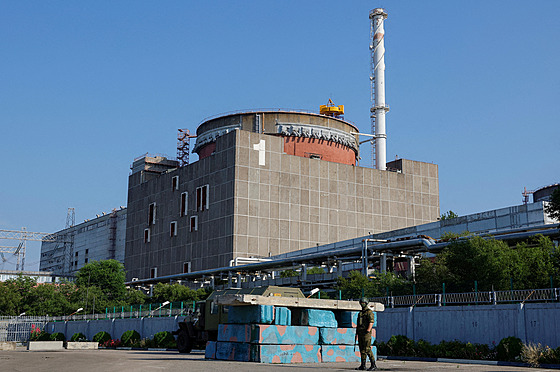 Ruská hlídka u Záporoské jaderné elektrárny (15. ervna 2023)