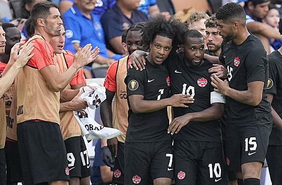 Kanadtí fotbalisté se radují z gólu v zápase s Kubou.