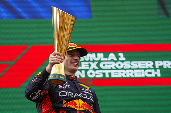 Max Verstappen s trofejí pro vítze Velké ceny Rakouska