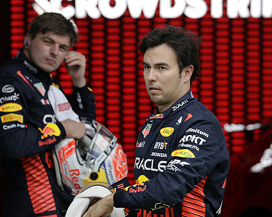 Sergio Pérez se svým spolujezdcem Maxem Verstappenem po sprintu na Velké cen...