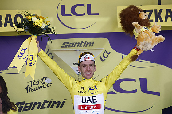 Adam Yates ve lutém dresu po první etap Tour de France v Bilbau