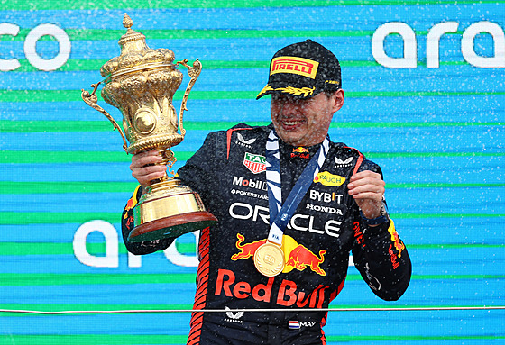 Max Verstappen s trofejí pro vítze Velké ceny Velké Británie