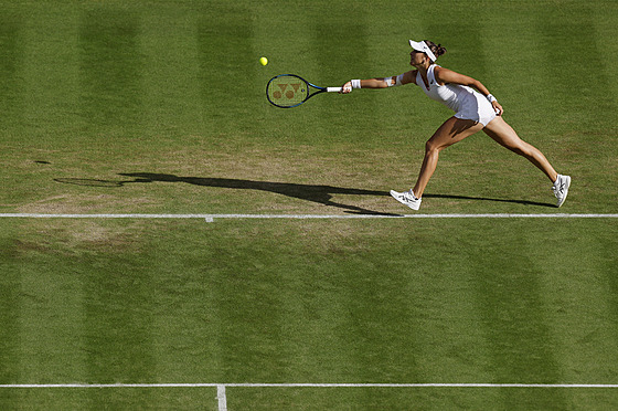 Belinda Bencicová se natahuje po balonku v osmifinále Wimbledonu proti...