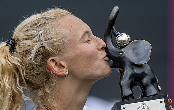 Kateina Siniaková s trofejí pro vítze turnaje v Bad Homburgu