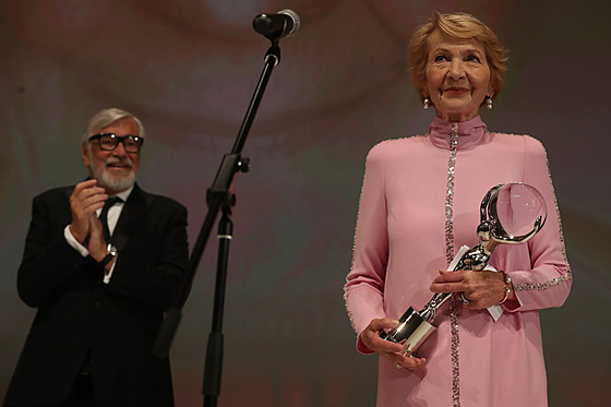 Daniela Kolá�ová s Cenou prezidenta festivalu MFF Karlovy Vary (8. �ervence...