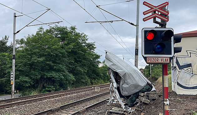 Řidič dodávky přehlédl na přejezdu červenou, po srážce stála trať v Mělníku