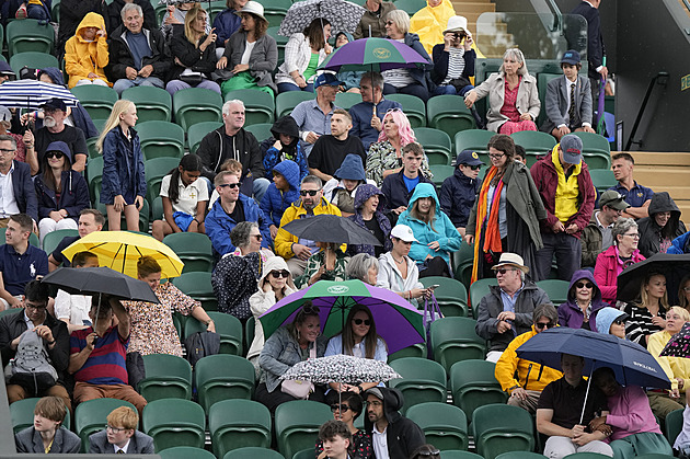 Velký český den na Wimbledonu kazí déšť. S jistotou nastoupí jen Macháč