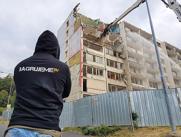Další demolice v Janově. V romském ghettu padá k zemi už čtvrtý panelák